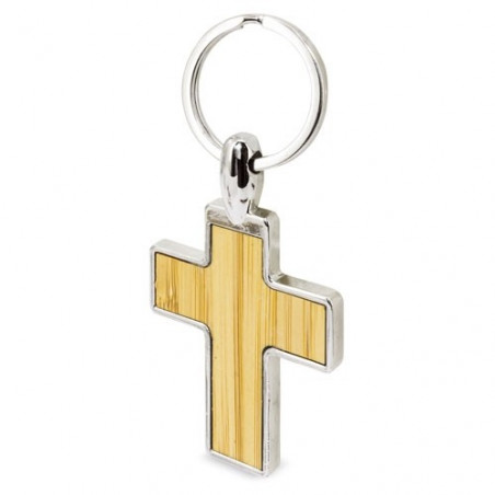 Chaveiro em forma de cruz de metal com bambu em caixinha personalizada com adesivo de batizado para lembrancinha