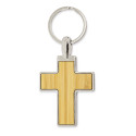 Chaveiro em forma de cruz de metal com bambu em caixinha personalizada com adesivo de batizado para lembrancinha