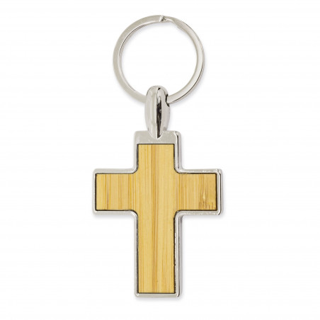 Chaveiro em forma de cruz de metal com bambu em caixinha personalizada com adesivo de batizado para lembrancinha
