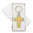 Chaveiro em forma de cruz de metal com bambu em caixinha personalizada com adesivo de batizado para lembrancinha