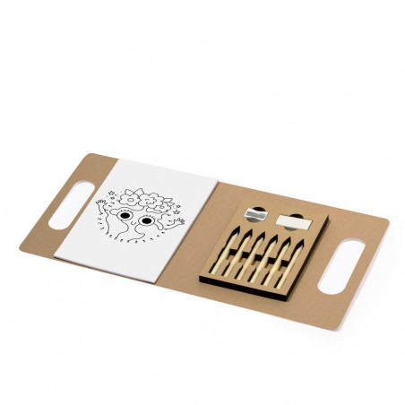 Livro para colorir com lápis, apontador e borracha em pasta personalizada