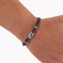 Pulseira de couro com o símbolo da paz apresentada em um envelope para batizado