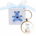 Chaveiro de madeira com adesivo personalizável em caixa de ursinho para detalhes de batismo