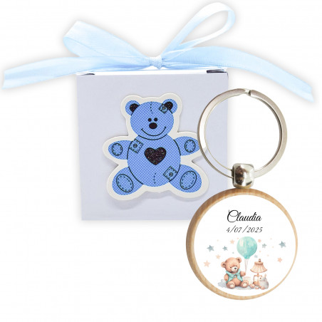 Chaveiro de madeira com adesivo personalizável em caixa de ursinho para detalhes de batismo