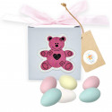 Peladinhas de cores pastel em caixa com urso rosa e adesivo personalizado para batizado de menina