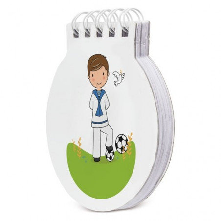 Caderno com lápis de futebol apresentado em bolsa verde personalizada com adesivo de comunhão