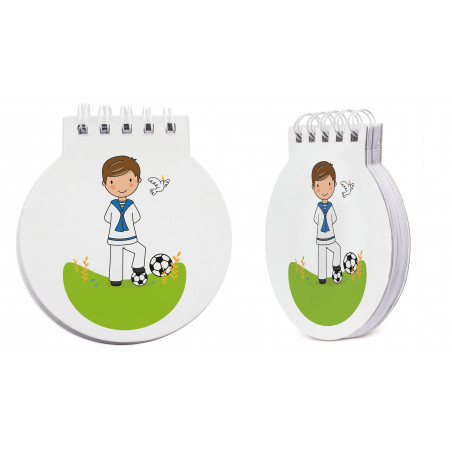 Caderno com lápis de futebol apresentado em bolsa verde personalizada com adesivo de comunhão