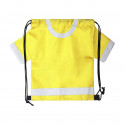 Mochila em formato de camiseta e garrafa de bebida amarela com adesivo para amigos