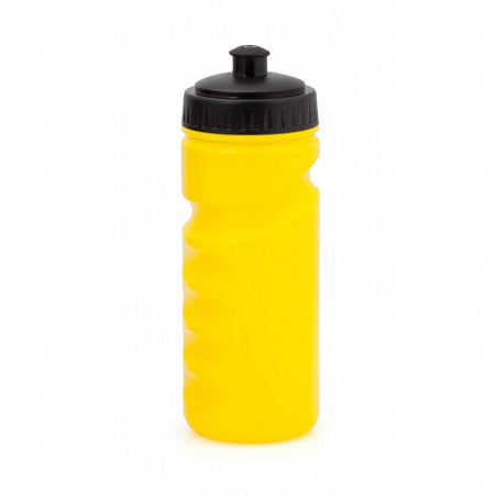 Mochila em formato de camiseta e garrafa de bebida amarela com adesivo para amigos