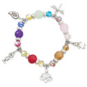 Pulseira com contas coloridas e charms em bolsa de tecido rosa e adesivo especial para comunhão de menina