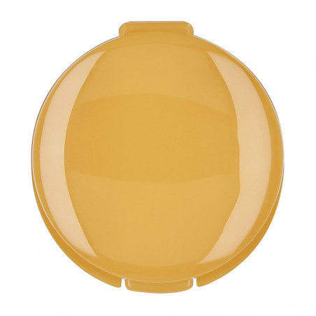 Bálsamo labial em estojo amarelo com cartão personalizável em bolsa de organza branca para detalhe de batizado