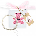 Pulseira de pérolas com cruz em caixa de urso rosa com etiqueta personalizada para detalhes de batizado menina