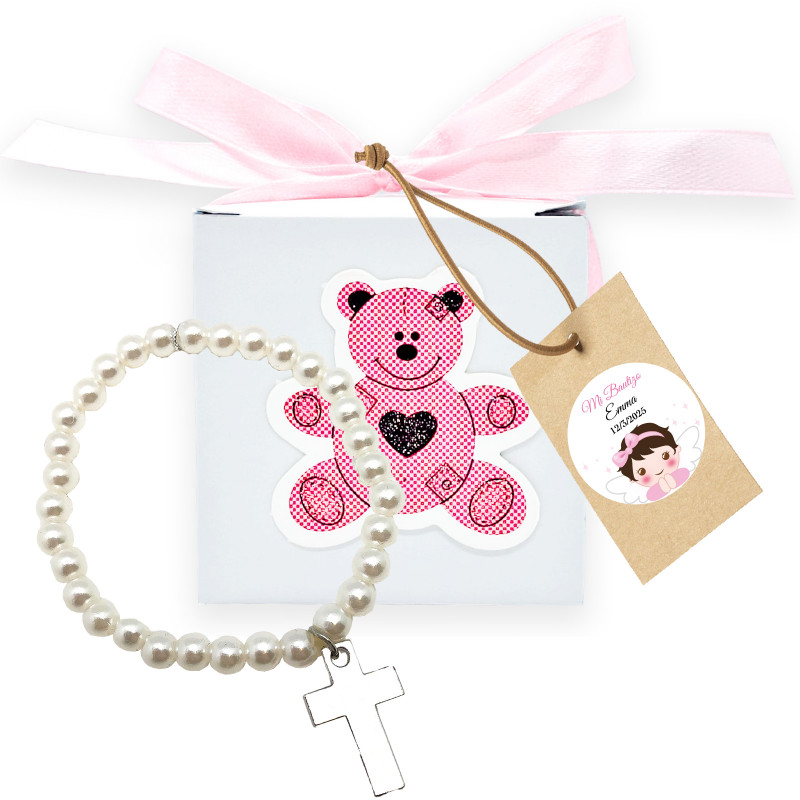 Pulseira de pérolas com cruz em caixa de urso rosa com etiqueta personalizada para detalhes de batizado menina