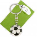 Chaveiro em forma de bola de futebol apresentado em envelope verde e adesivo com texto