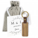 Chaveiro de madeira com cartão impresso e bolsa para lembrancinhas de casamento