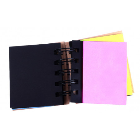 Caderno com post-its adesivos coloridos