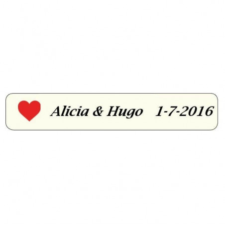 Chaveiro personalizado com o nome dos noivos e conjunto de caneta com canivete apresentados em bolsa de casamento.
