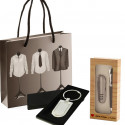 Chaveiro personalizado com o nome dos noivos e conjunto de caneta com canivete apresentados em bolsa de casamento.
