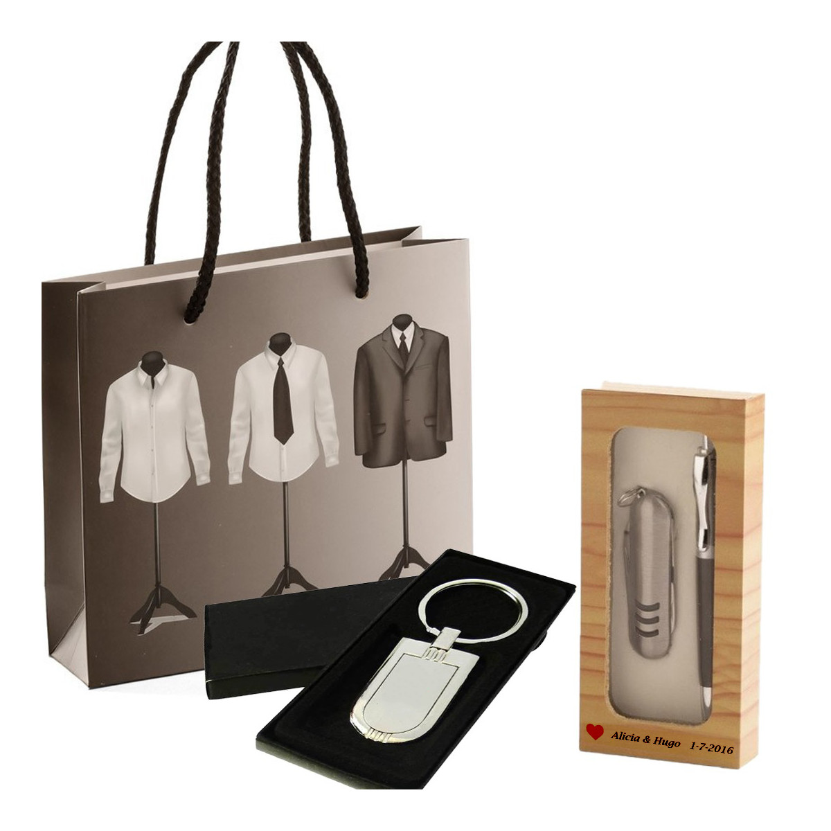 Chaveiro personalizado com o nome dos noivos e conjunto de caneta com canivete apresentados em bolsa de casamento.