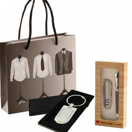 Chaveiro personalizado com o nome dos noivos e conjunto de caneta com canivete apresentados em bolsa de casamento.