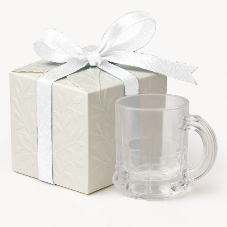 Copo de shot em formato de caneca de cerveja em caixa de papelão com fita e adesivo com texto personalizado.