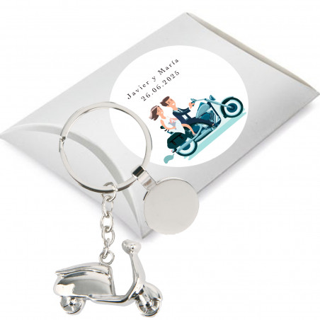 Chaveiro scooter e adesivo personalizado para detalhes de casamento em caixa de papelão prata