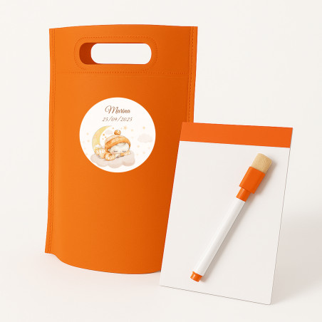 Pizarrinha magnética e marcador com bolsa laranja e adesivo de batizado para presentear