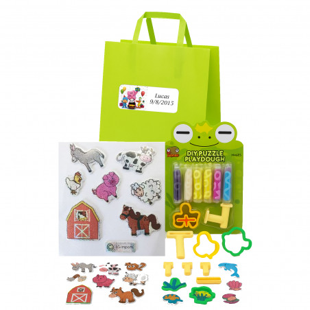 Plastilina colorida com ferramentas e adesivos em bolsa com adesivo de aniversário do Pocoyó