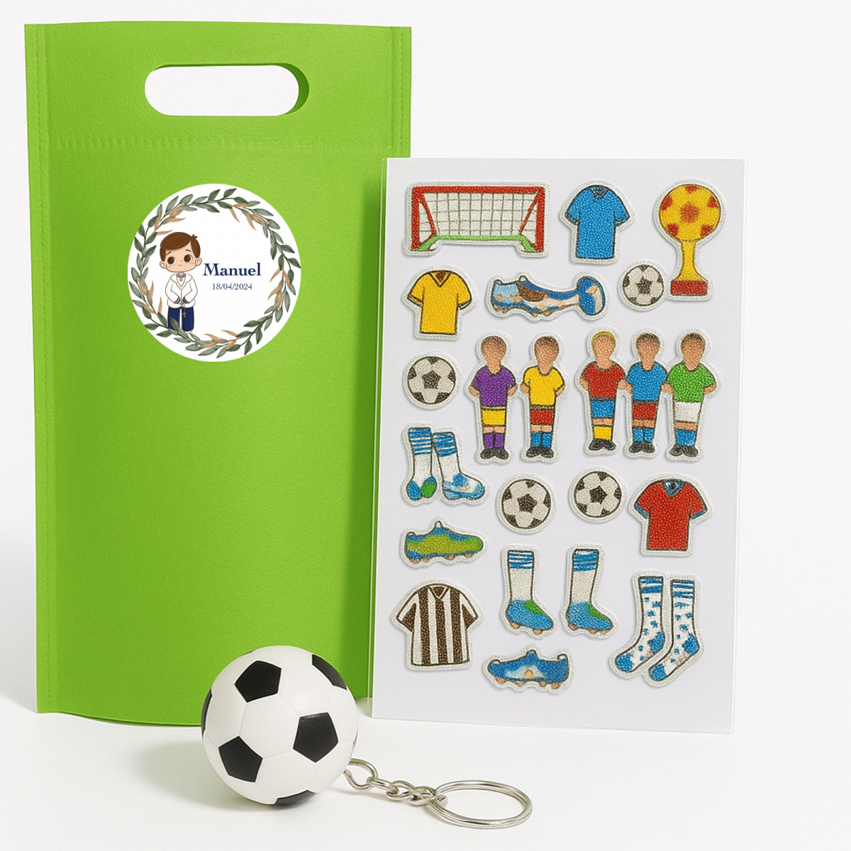 Chaveiro e adesivos de futebol em bolsa verde personalizada com adesivo de comunhão menino