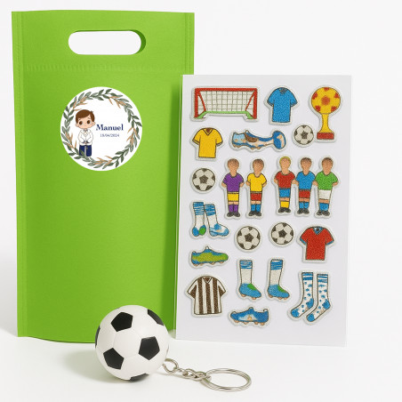 Chaveiro e adesivos de futebol em bolsa verde personalizada com adesivo de comunhão menino