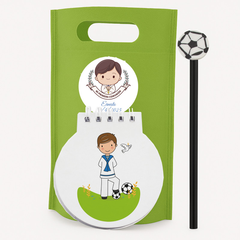 Caderno com lápis de futebol apresentado em bolsa verde personalizada com adesivo de comunhão