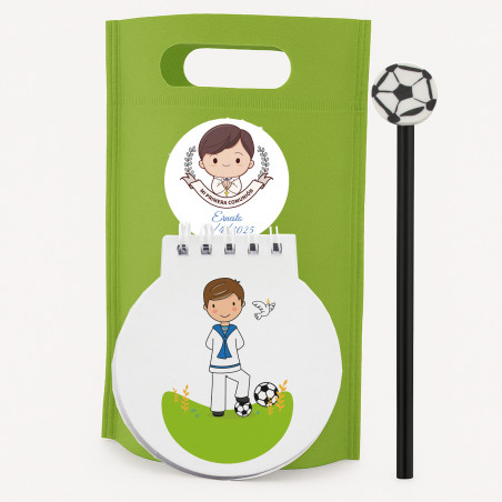 Caderno com lápis de futebol apresentado em bolsa verde personalizada com adesivo de comunhão