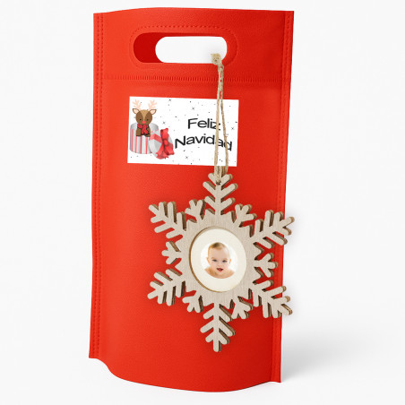 Colar natalino com foto em forma de floco de neve apresentado em bolsa de presente vermelha e adesivo personalizado