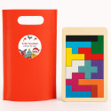Tetris de madeira com peças coloridas em bolsa vermelha 13x17 e adesivo de papai noel e amigos para presentear no natal