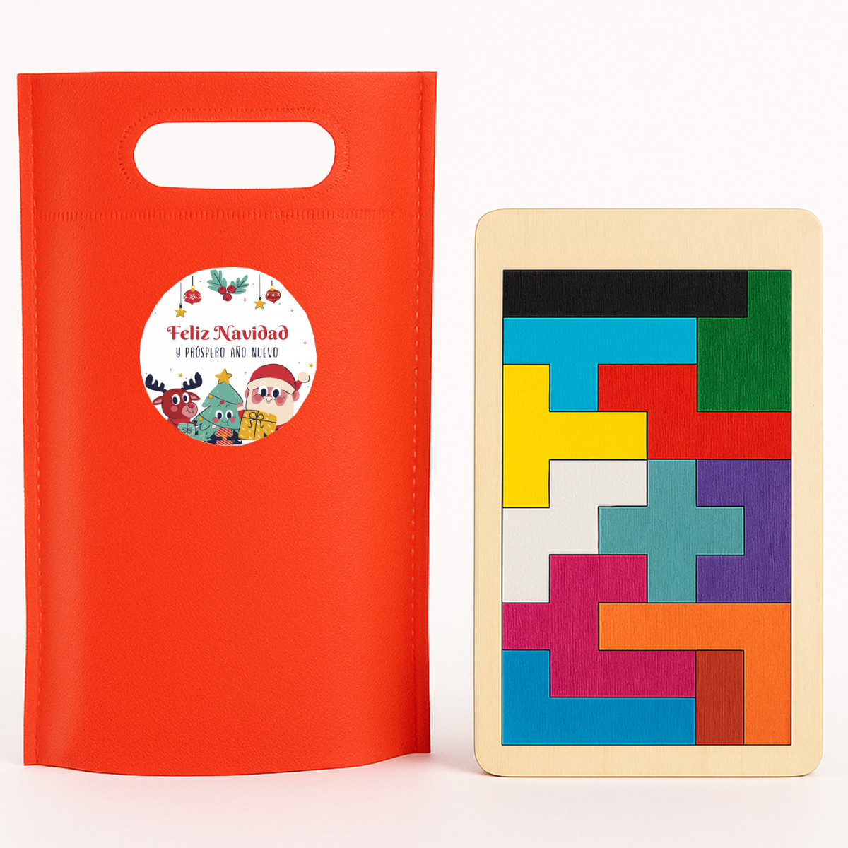 Tetris de madeira com peças coloridas em bolsa vermelha 13x17 e adesivo de papai noel e amigos para presentear no natal
