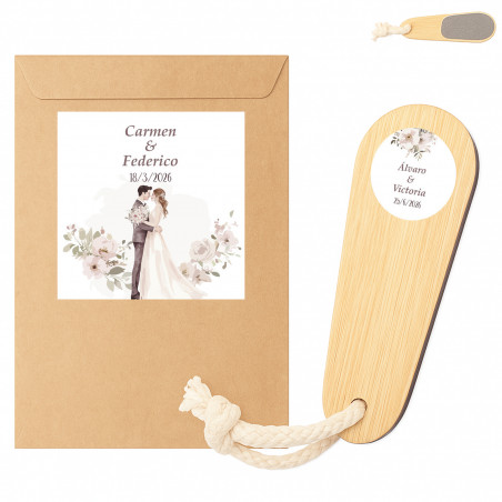 Lima de unhas apresentada em envelope com adesivos de casamento personalizados