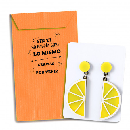 Brincos em forma de limão em envelope laranja com mensagem de agradecimento para lembrança