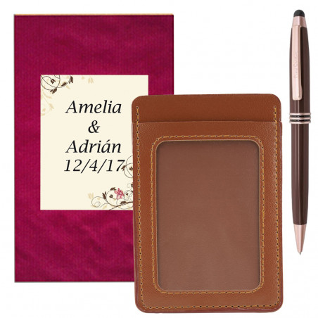 Porta-cartões com janela na cor marrom com caneta Pierre Cardin apresentada em envelope e adesivo de casamento personalizado