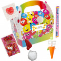 Detalhe infantil com caixa de emojis e guloseimas