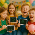 Detalhe infantil dos Vingadores com lousa digital e acessórios