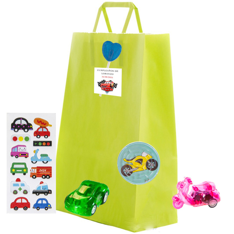 Detalhe infantil do Cars com adesivos, brinquedos e pirulito