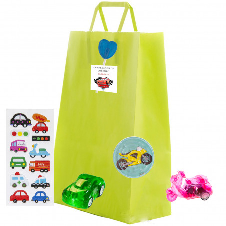 Detalhe infantil do Cars com adesivos, brinquedos e pirulito