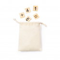 Mochila emojis com presentes de madeira e guloseimas