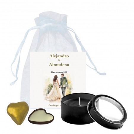 Vela aromática em lata preta e bombom de chocolate com cartão personalizado em bolsa de organza para lembrança de casamentos
