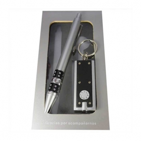 Lanterna e caneta em caixinha de madeira apresentada em caixa de papelão personalizada para casamento