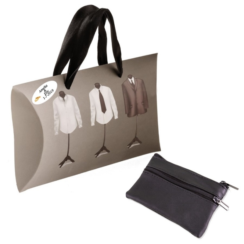 Bolsa preta de couro sintético com estojo e adesivo personalizado. Um detalhe elegante e prático para casamentos.