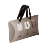 Bolsa preta de couro sintético com estojo e adesivo personalizado. Um detalhe elegante e prático para casamentos.