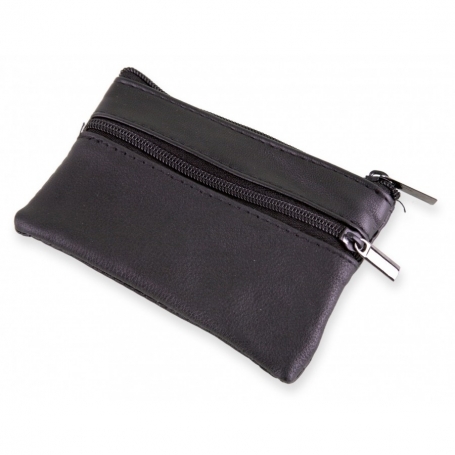 Bolsa preta de couro sintético com estojo e adesivo personalizado. Um detalhe elegante e prático para casamentos.