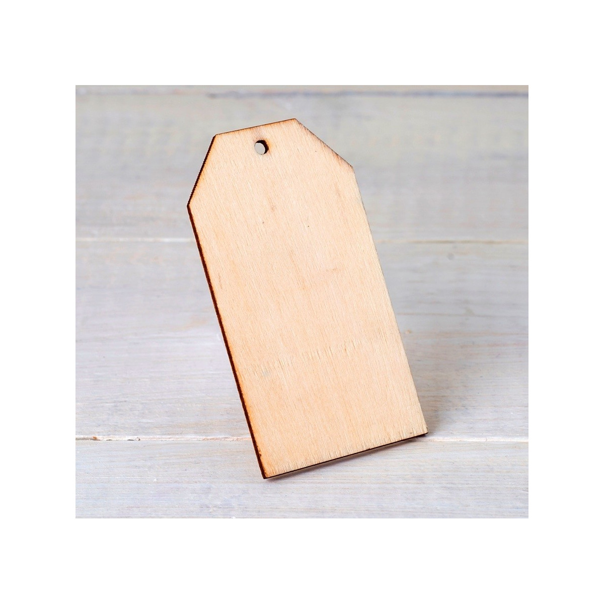Cartão de madeira com buraco