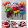 Broches e flores de papel